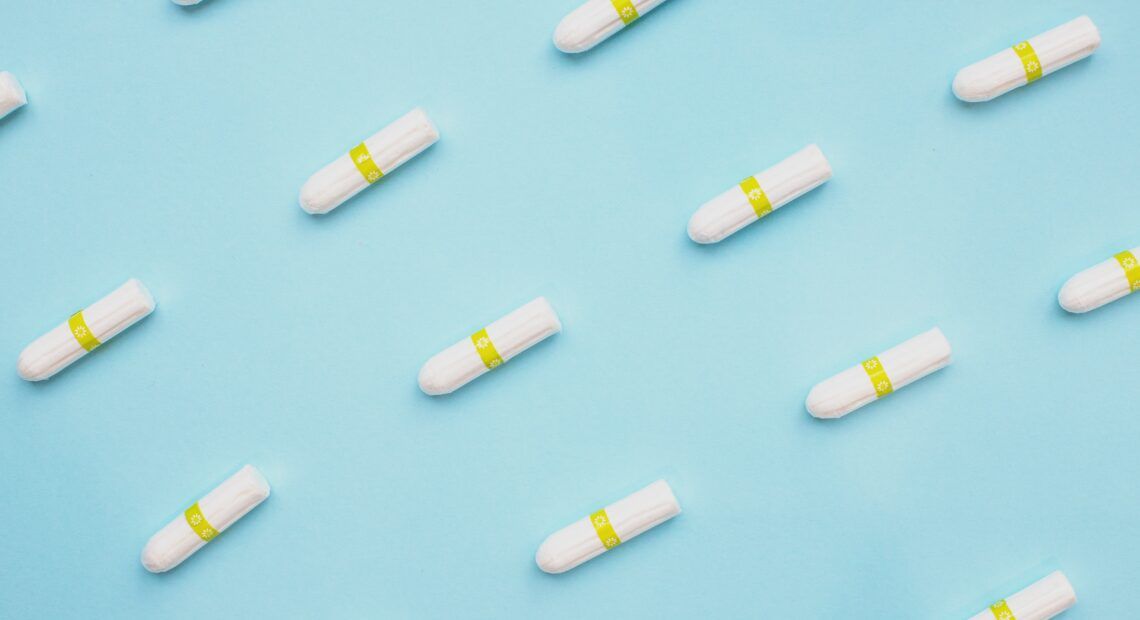 Mehrere Riley-Produkte auf hellblauem Hintergrund