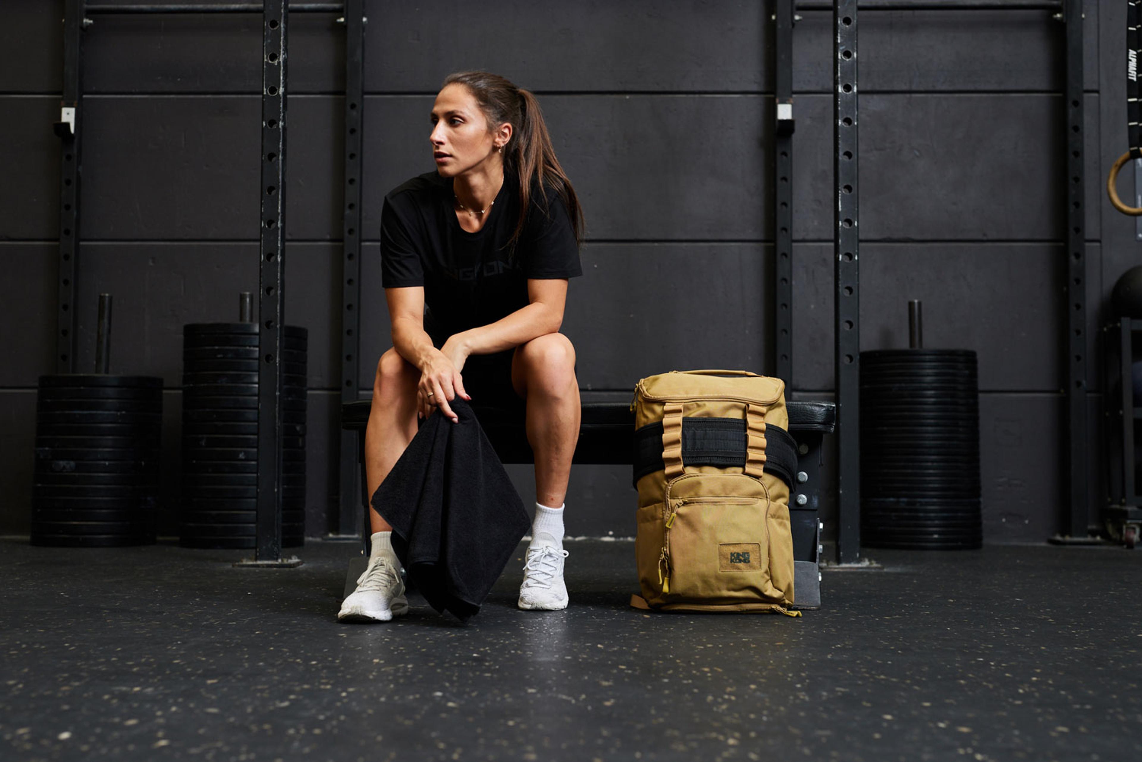 Persona con bolsa de deporte