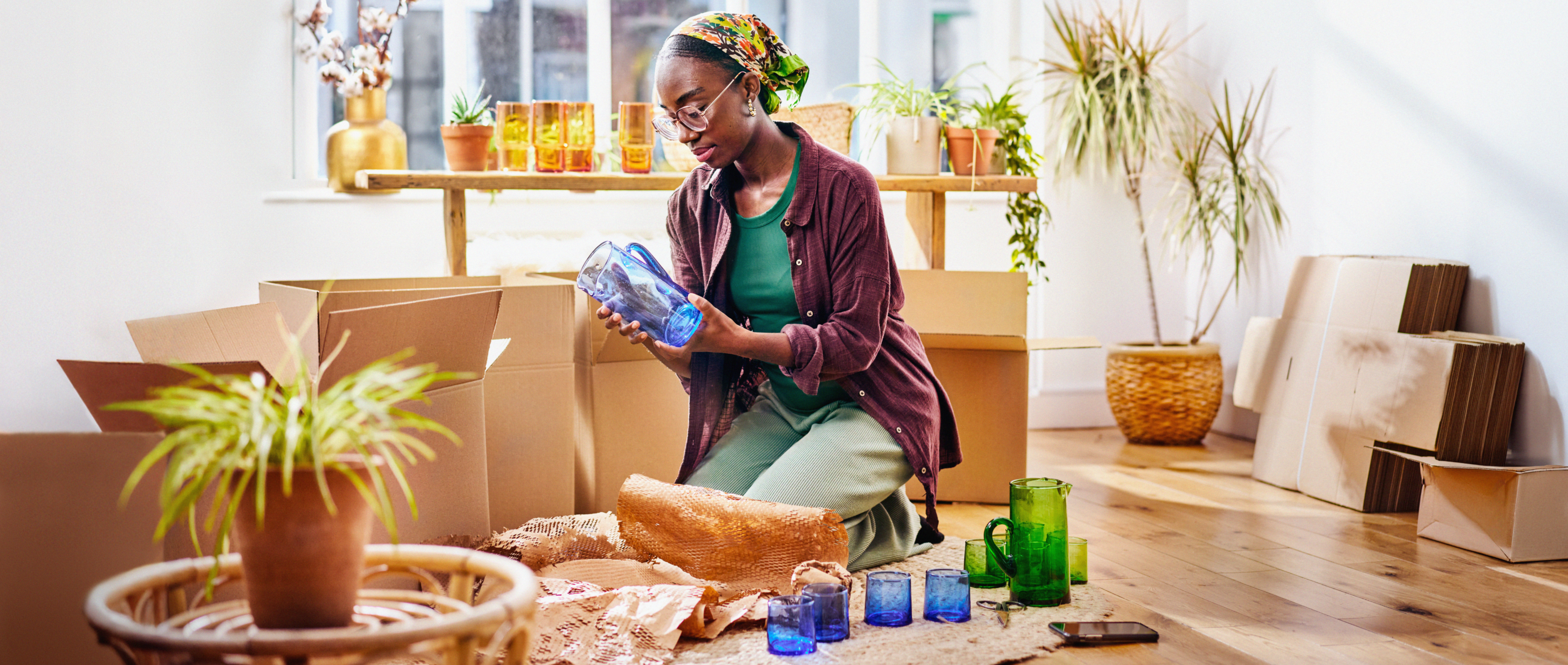 women packaging glass - landscape