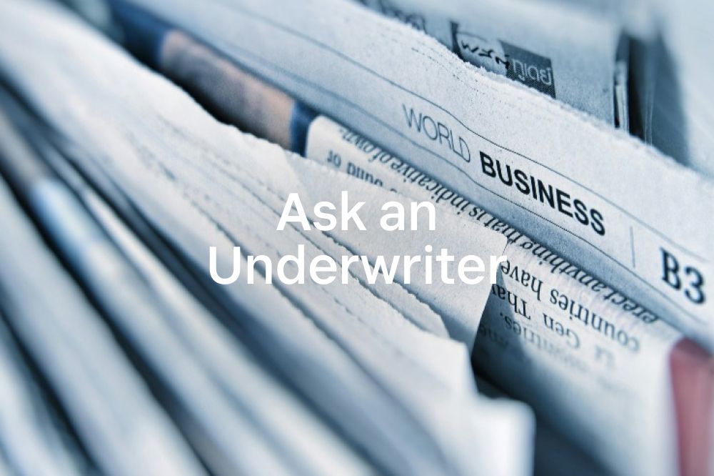 Laptop mit Dollars darauf und dem Titel „Fragen Sie einen Underwriter“
