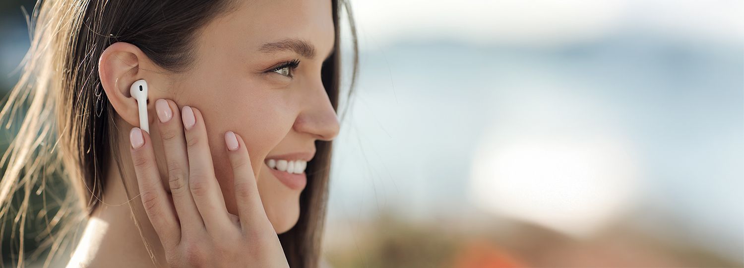 lächelnde Person mit Apple Airpods