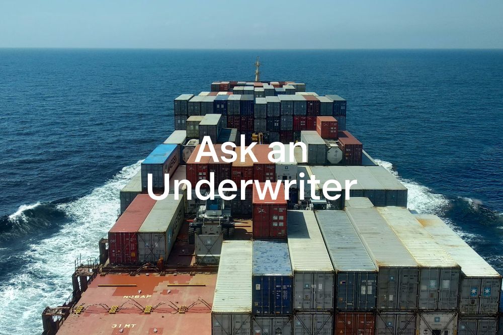 Ein Schiffscontainer auf See mit dem Titel „Fragen Sie einen Underwriter“