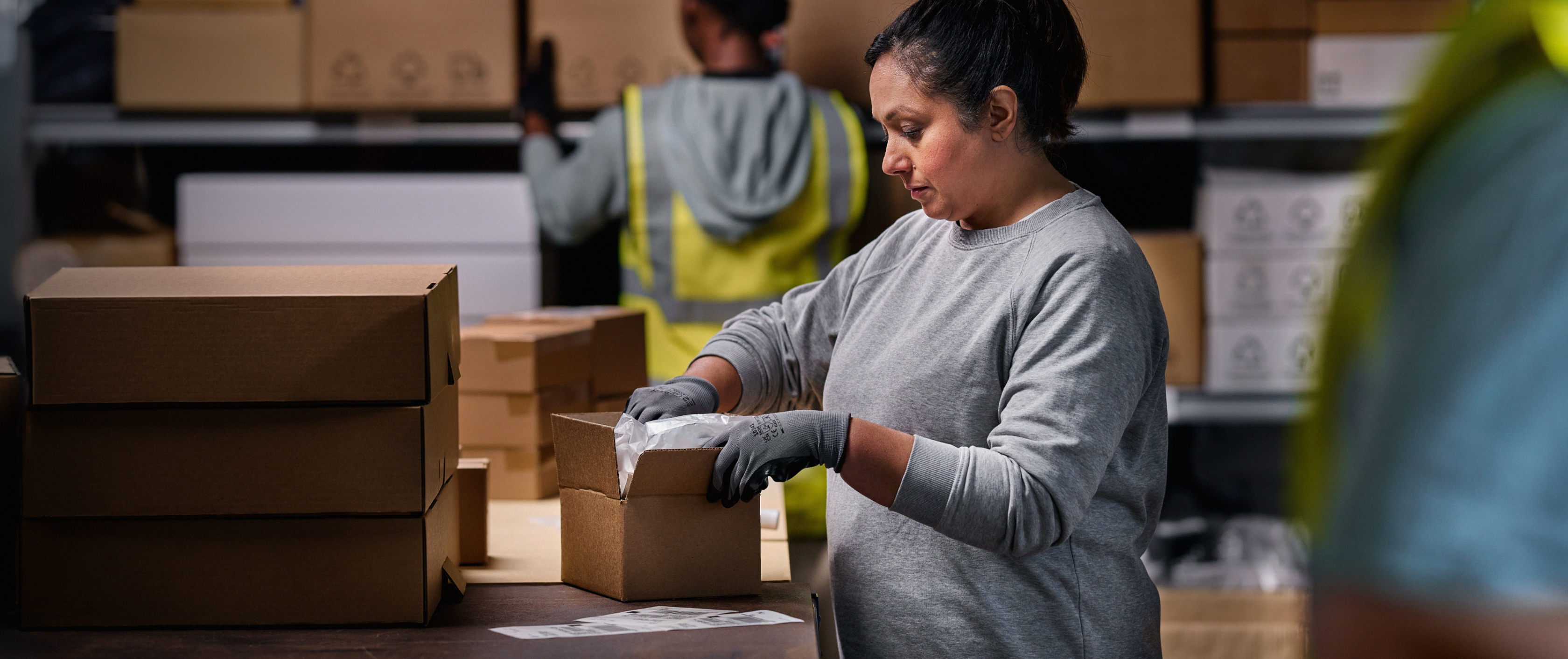 Frauen verpacken im Lager