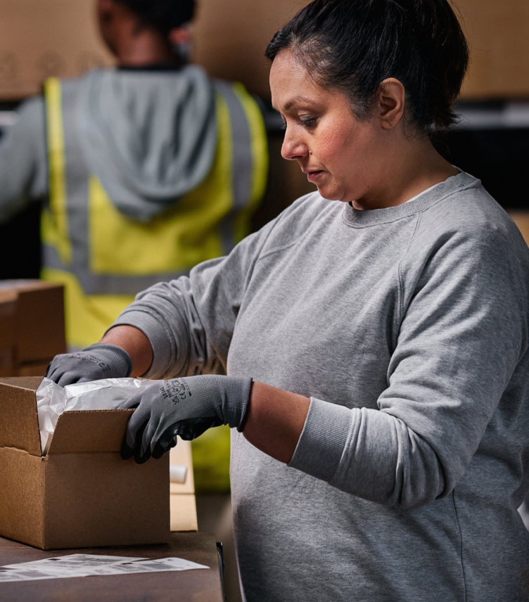 Frauen verpacken im Lager