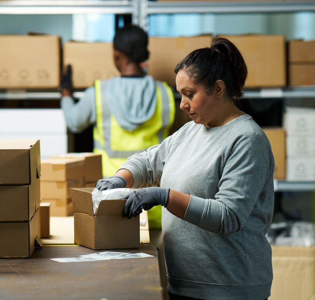 Frauen verpacken im Lager