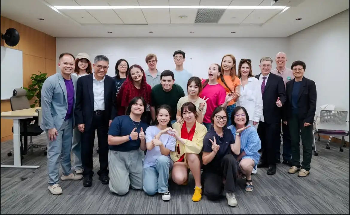 NYU Shanghai students and faculty pose with Linda Mills.