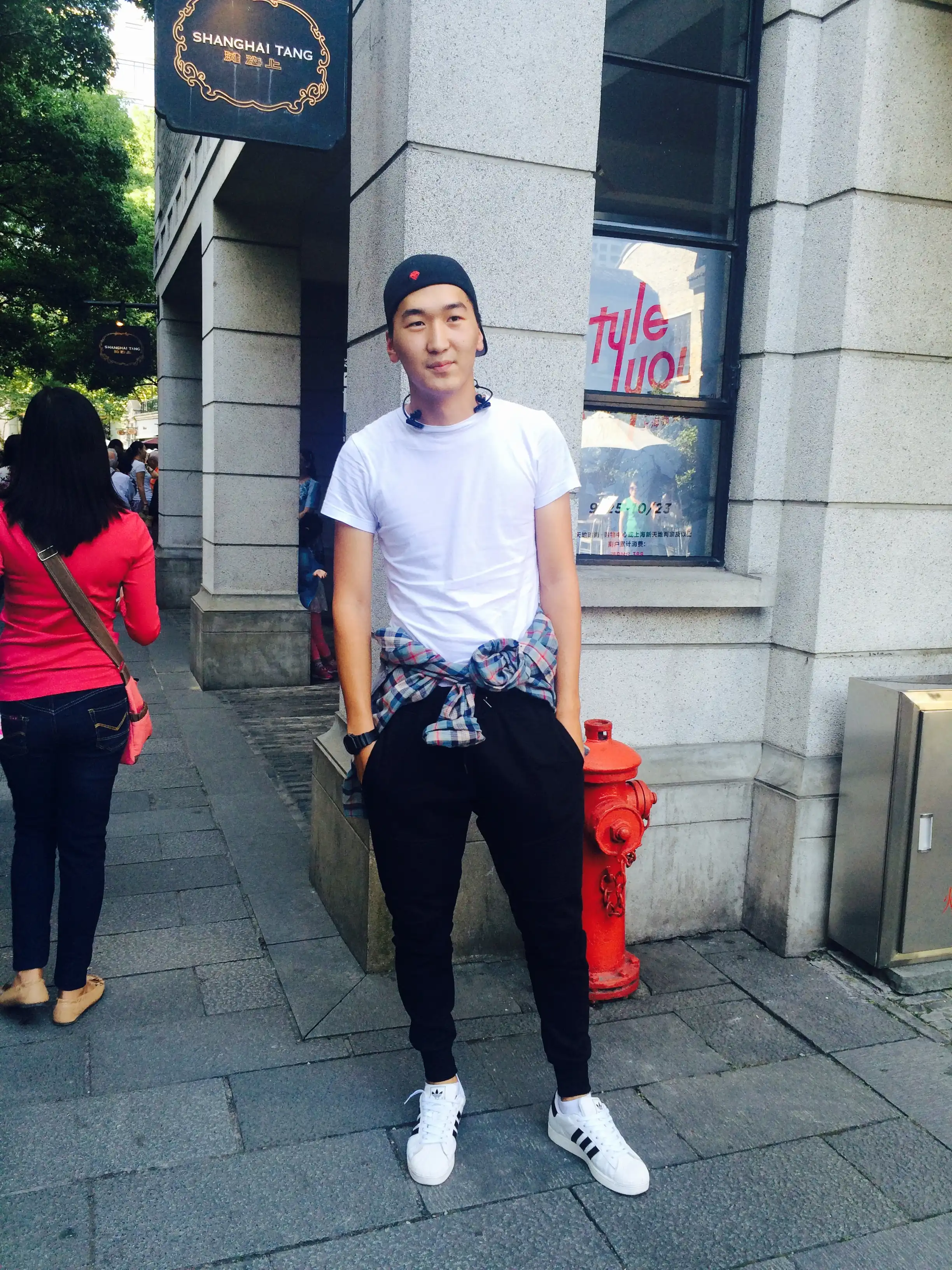 Look: Adidas shoes, Taobao pants and shirt.