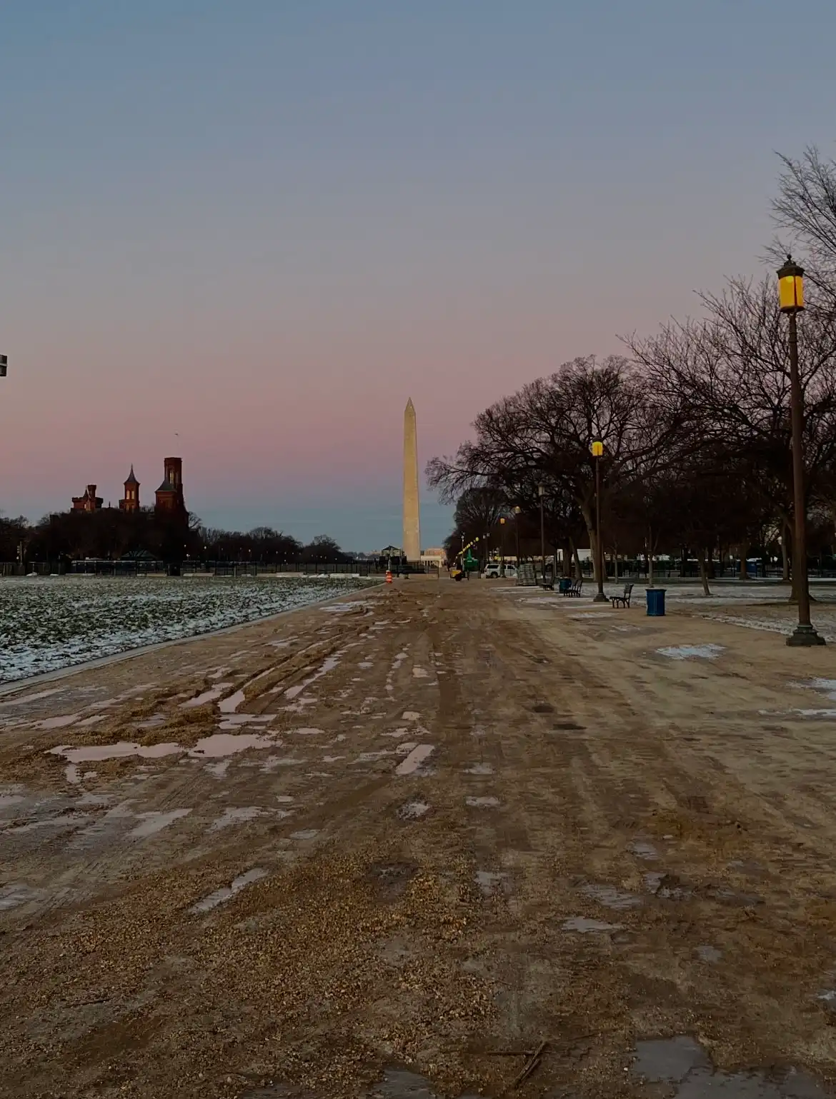 Imagine of the Washington monument at sunrise.
