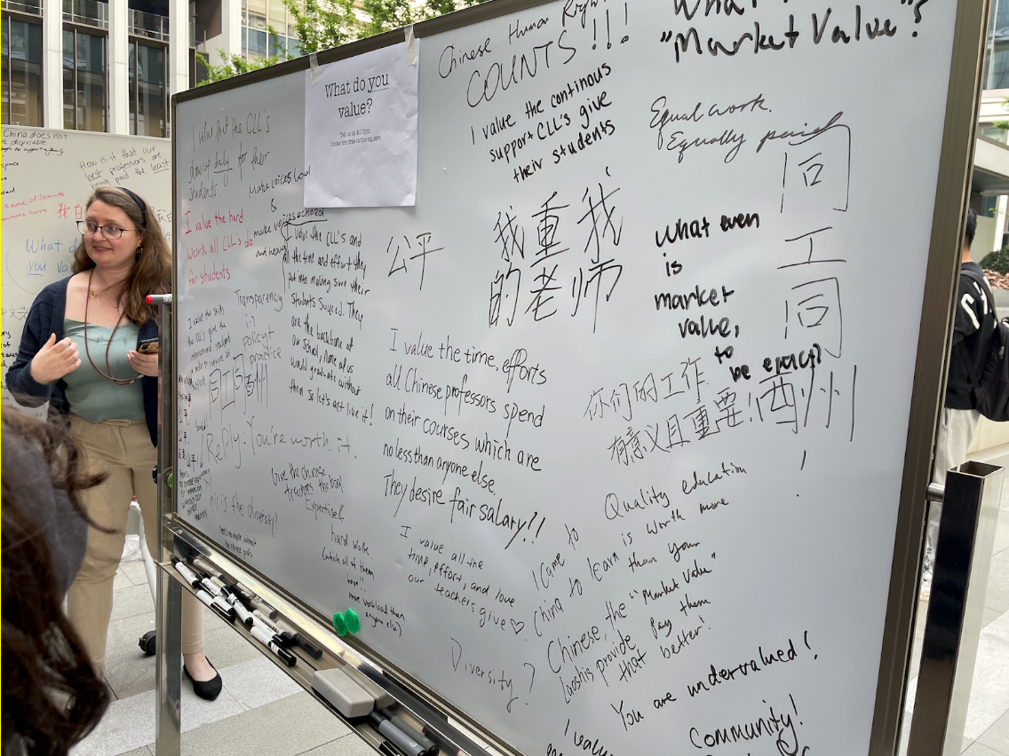 Students writing kind words for the Chinese Language Lecturers