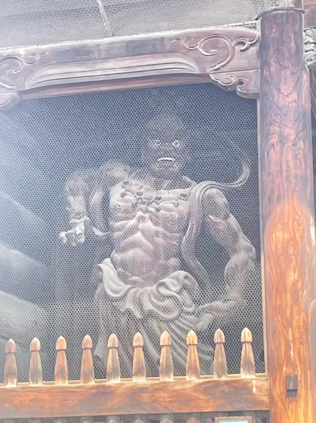 statue