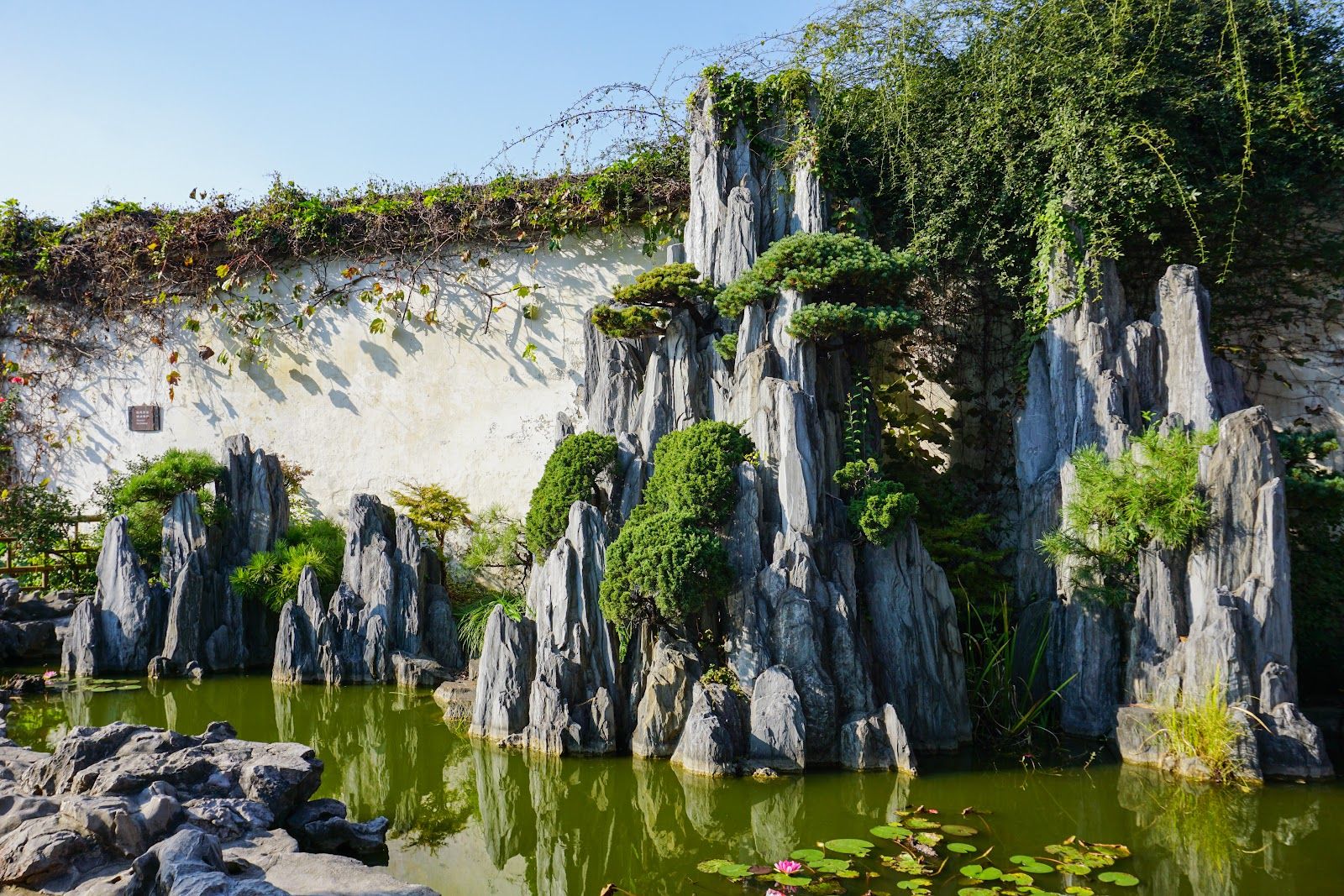 An inner wall decorated with foliage and mountain-like rocks