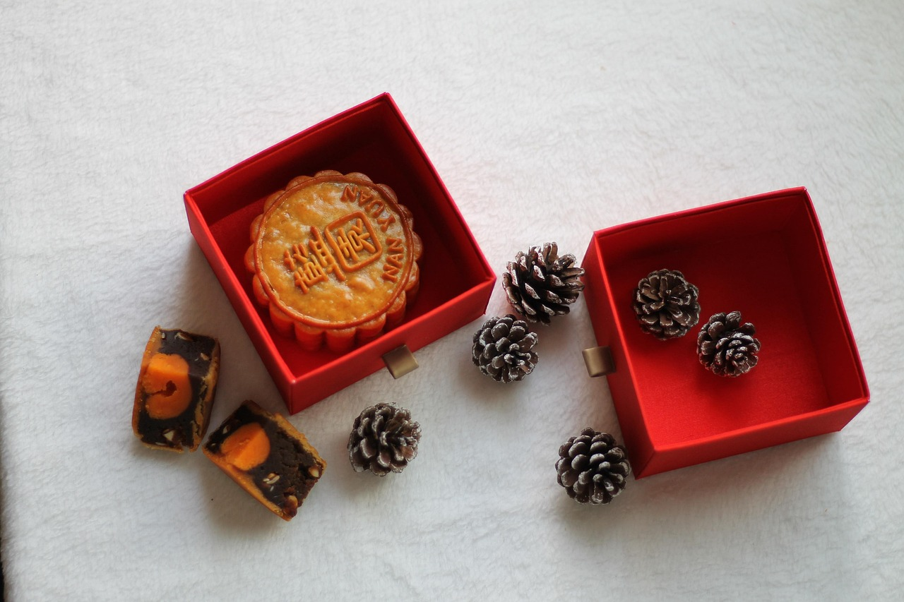 Mooncake in red box with sliced mooncake on the side