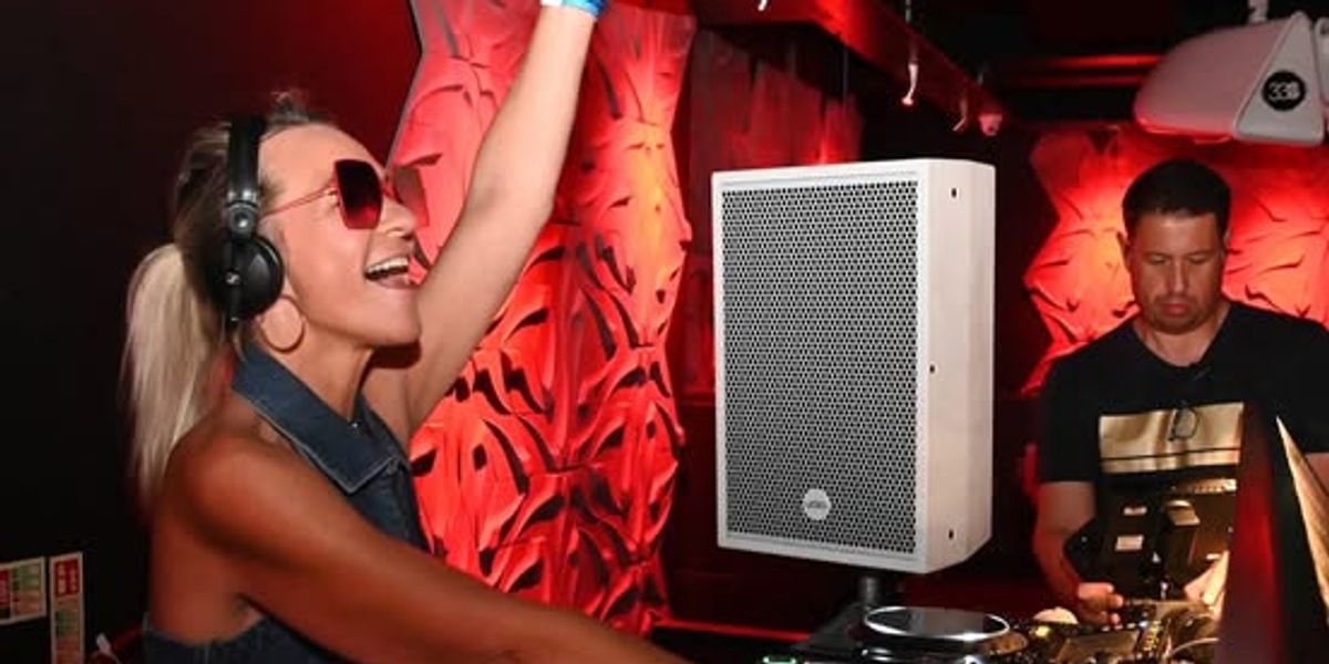 Jules Pinkney performing live