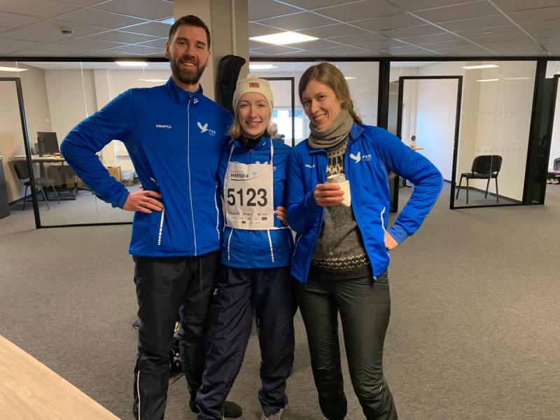 Tre personer i skijakker fra PSO Regnskap.