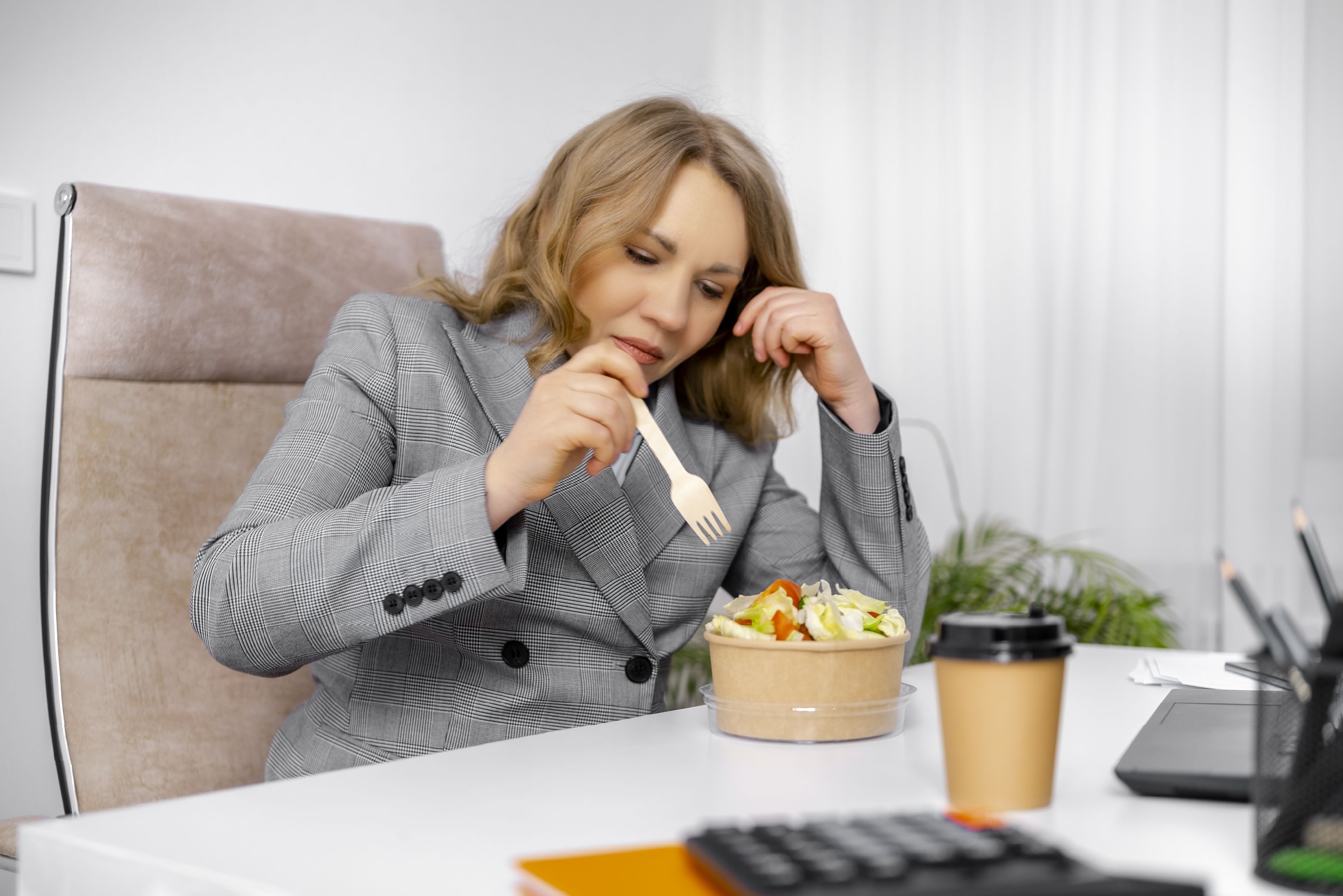 How to Stay on Track with Weight Loss for Office Workers in the UK