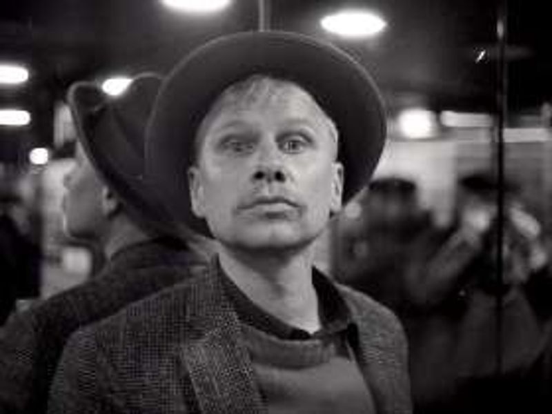 Robert Stadlober singt und spielt Tucholsky