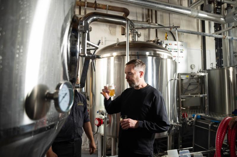 Mikkel Bjergso tasting Jennings beer