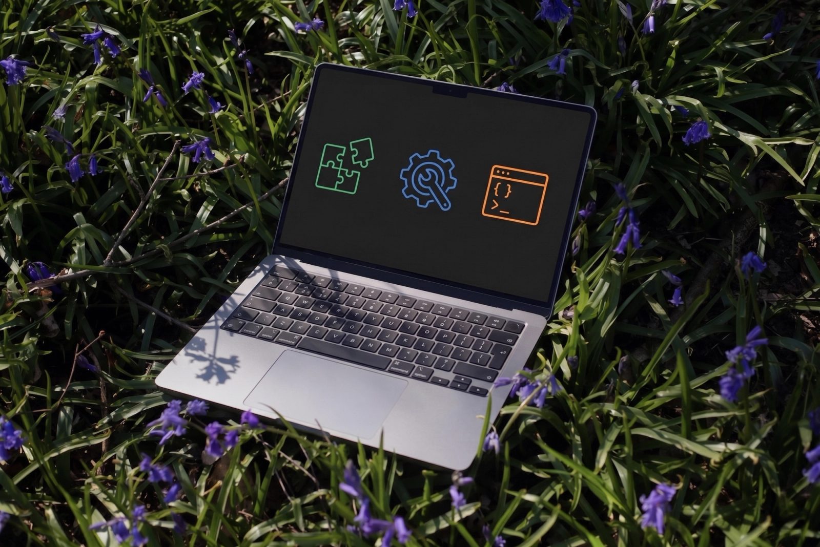 Illustration of a laptop with icons for Custom-Code vs. Low-Code vs. No-Code (and what about AI?)