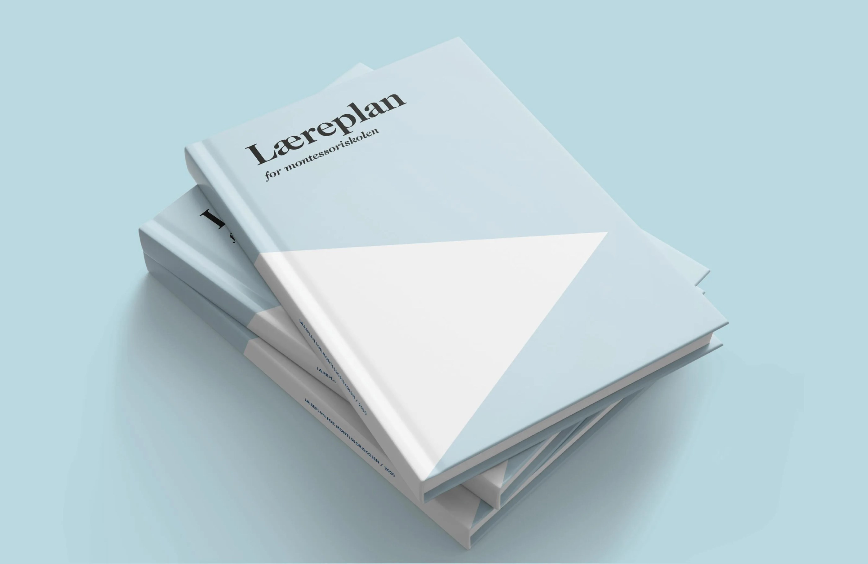 Stack of light blue and white books titled ‘Læreplan for montessoriskolen’ on a matching blue background.