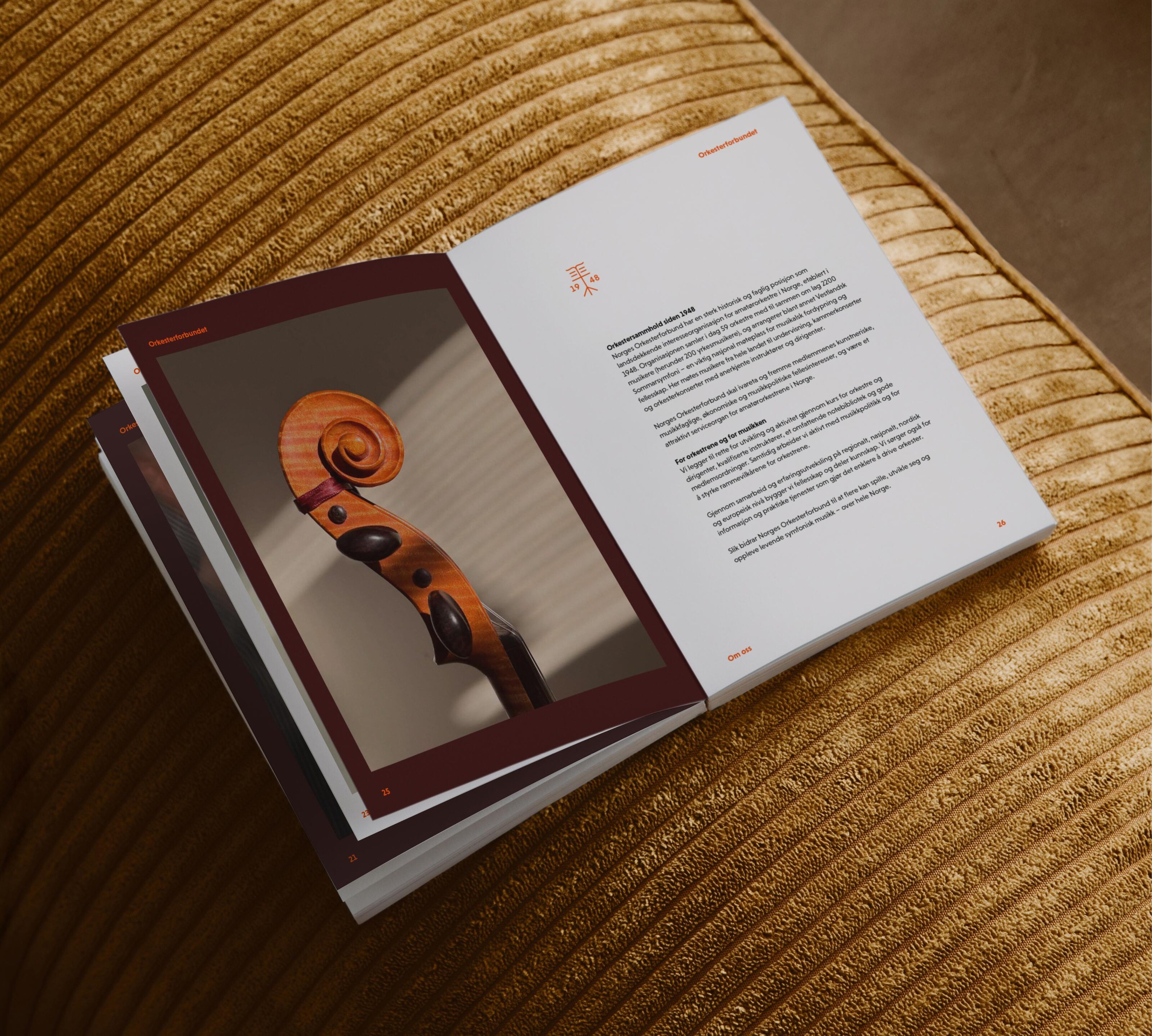 An open brochure with text about Norges Orkesterforbund.