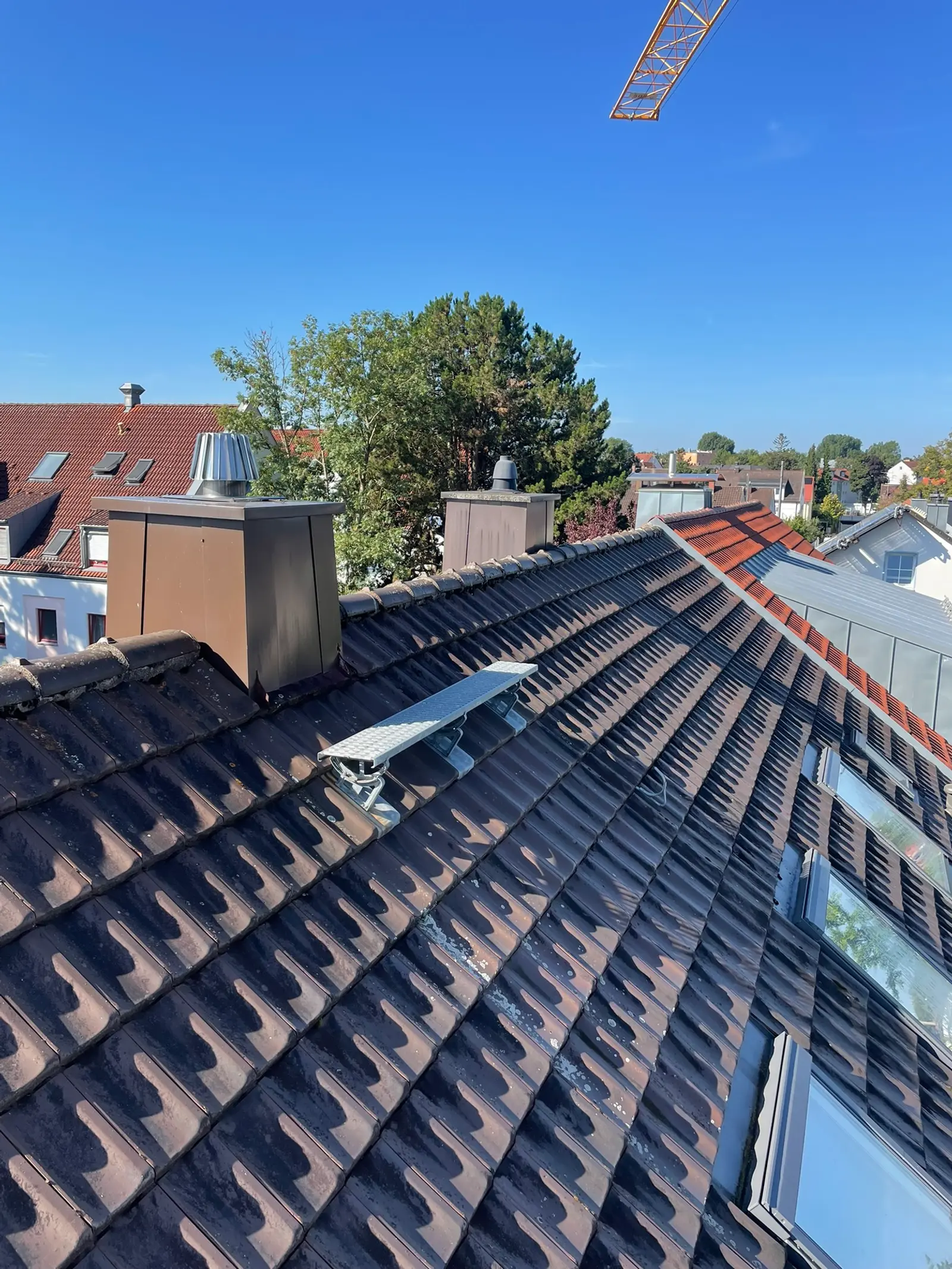 Ausgangszustand: die alte Dacheindeckung vor der Sanierung