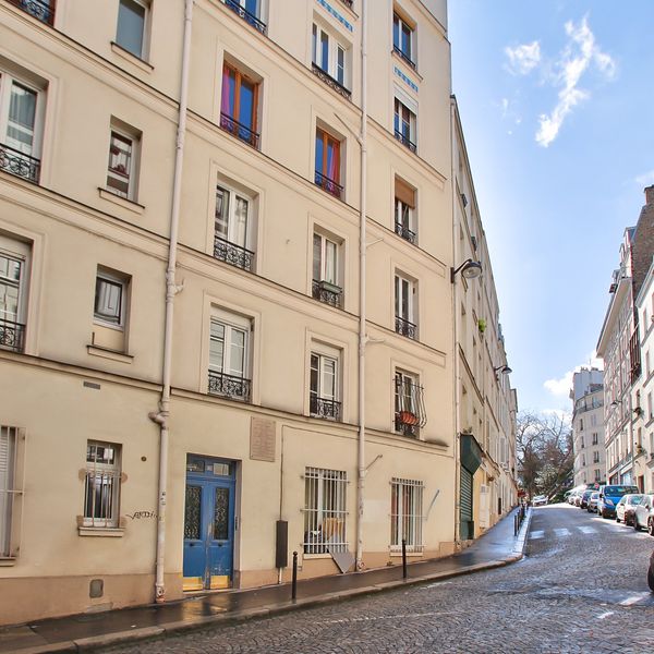 Appartement RUE FEUTRIER, MONTMARTRE, PARIS 18ÈME - Rue - Chasseur immobilier - Paris et Hauts-De-Seine
