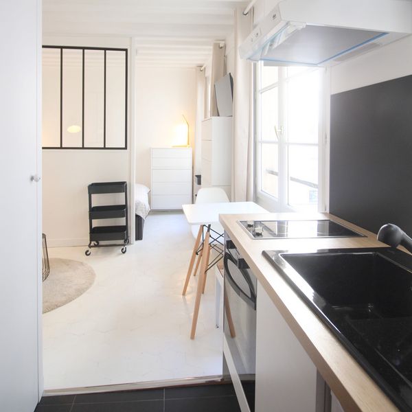 Appartement RUE DU FBG SAINT-DENIS, PARIS 10ÈME - Cuisine vue salon - Chasseur immobilier - Paris et Hauts-De-Seine