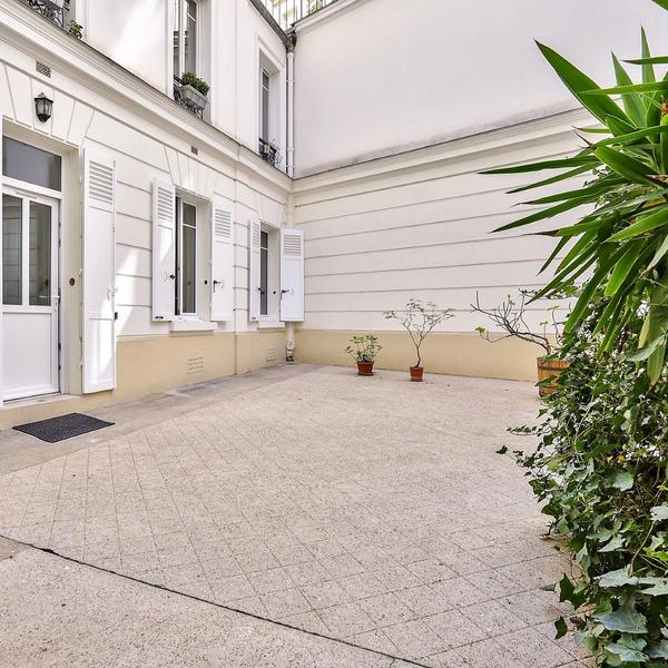 Appartement RRUE MANSART, QUARTIER SOPI, PARIS 9ÈME  - Cour - Chasseur immobilier - Paris et Hauts-De-Seine