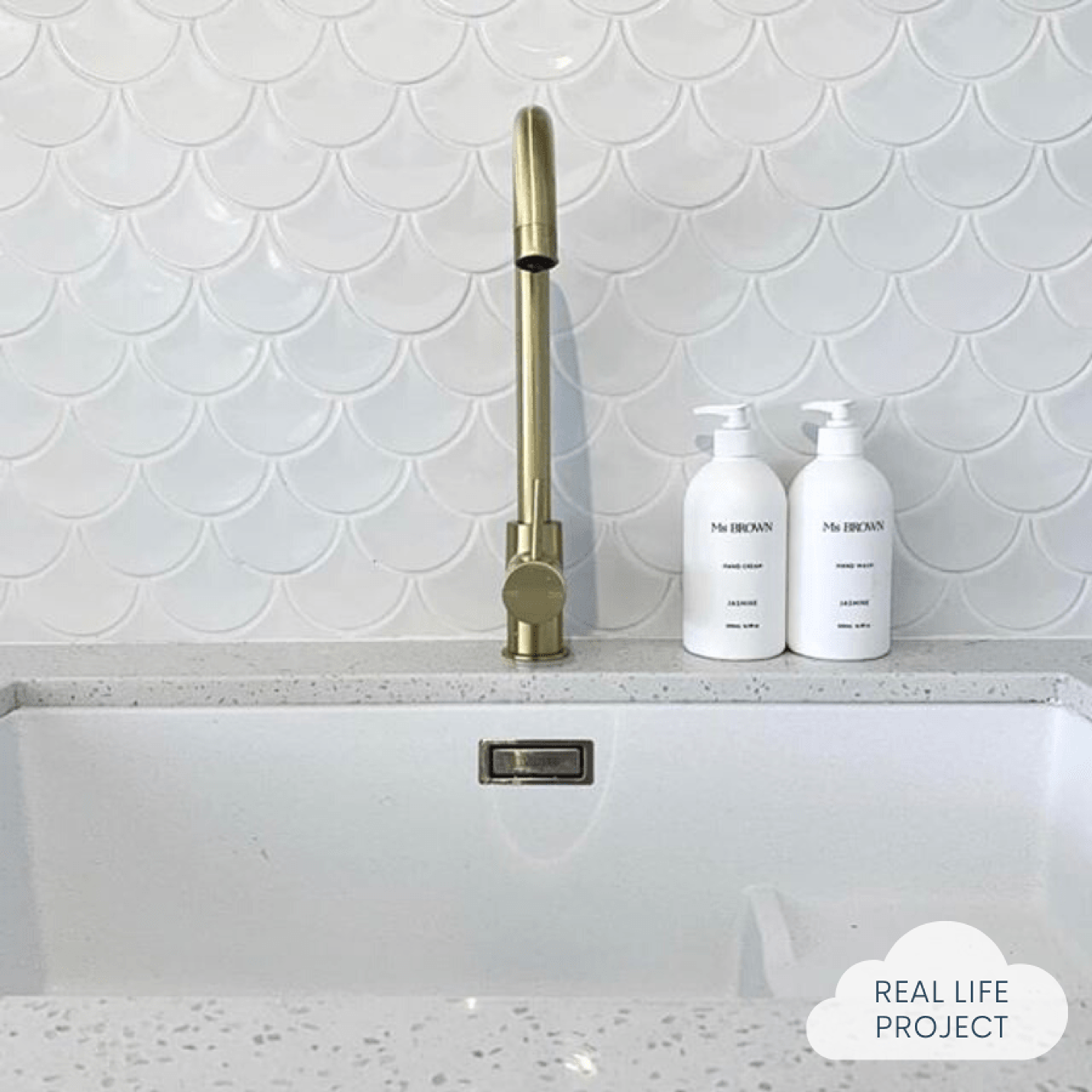 Pacific Greenwood TILE Coral Bay Gloss White Fish Scale Tile