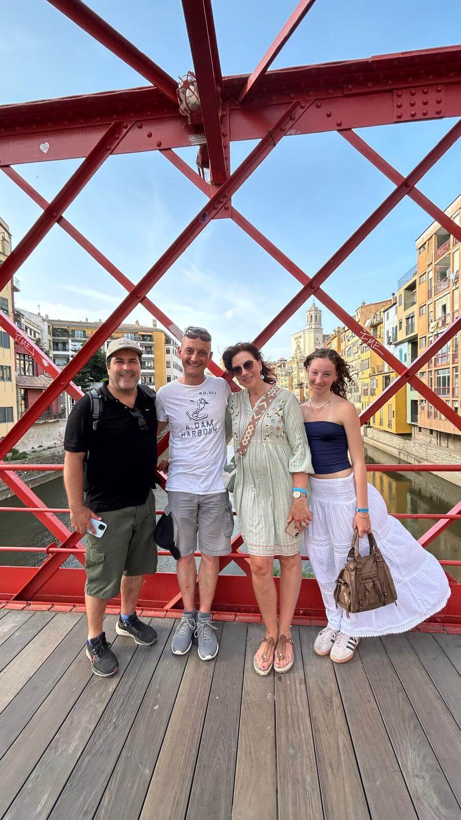 Vista de una ruta urbana con patrimonio histórico