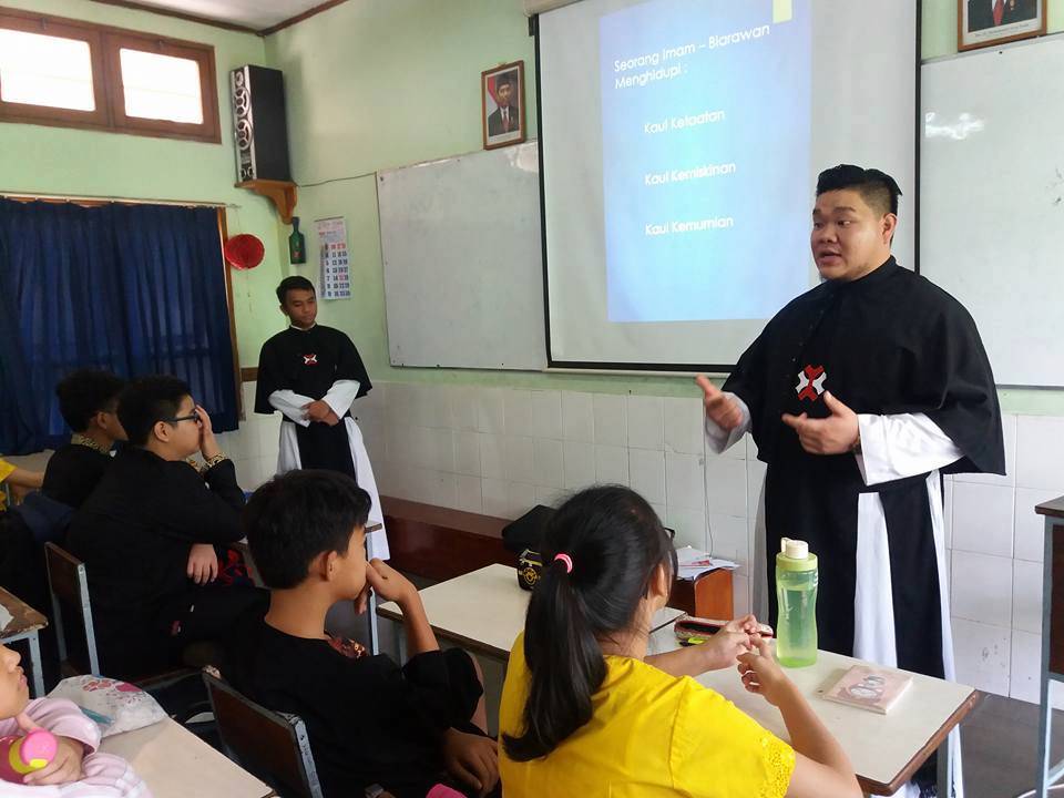 Fr. Yung dan Fr. Ricky sedang sharing di hadapan para siswa SMP Waringin, Bandung