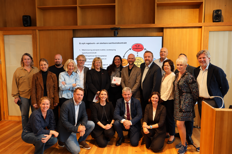 En samlet Kompetanseallianse sammen med statsråd Bjørnar Skjæran. Foto: Teba Algabiri.