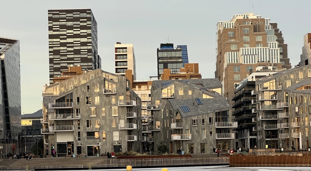 Bjørvika i Oslo."Vannkunsten" i forgrunnen, med Barcocde bak.