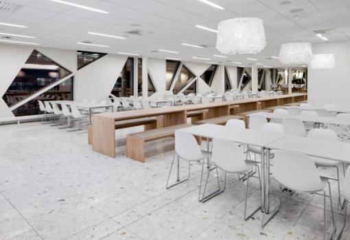 Byggets karakteristiske fasade gir særpreg også til interiørene. Kantinen ligger på plan 12 med en flott takhage og utsikt mot fjorden. 