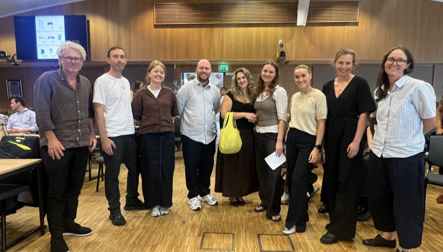 De unge arkitektstemmene i Arendal, flankert av Steinar Skjerdingstad, administrerende direktør i Arkitektbedriftene og Hanna Charlotta Dencik Petersson, instituttleder Institutt for urbanisme og landskapsarkitektur ved AHO