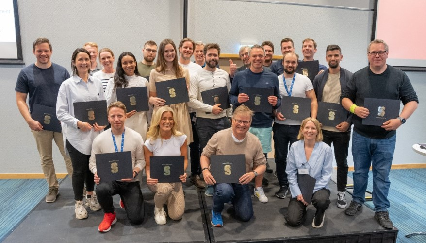 Rådgiver for kvalitetssikring og digitalisering i Arkitektbedriftene, Christian Hofmeier (siste rad i midten) har gjennomført kurset i 2023, Kristine Brænde fra Ratio var med i samme gruppe, 2. fra venstre