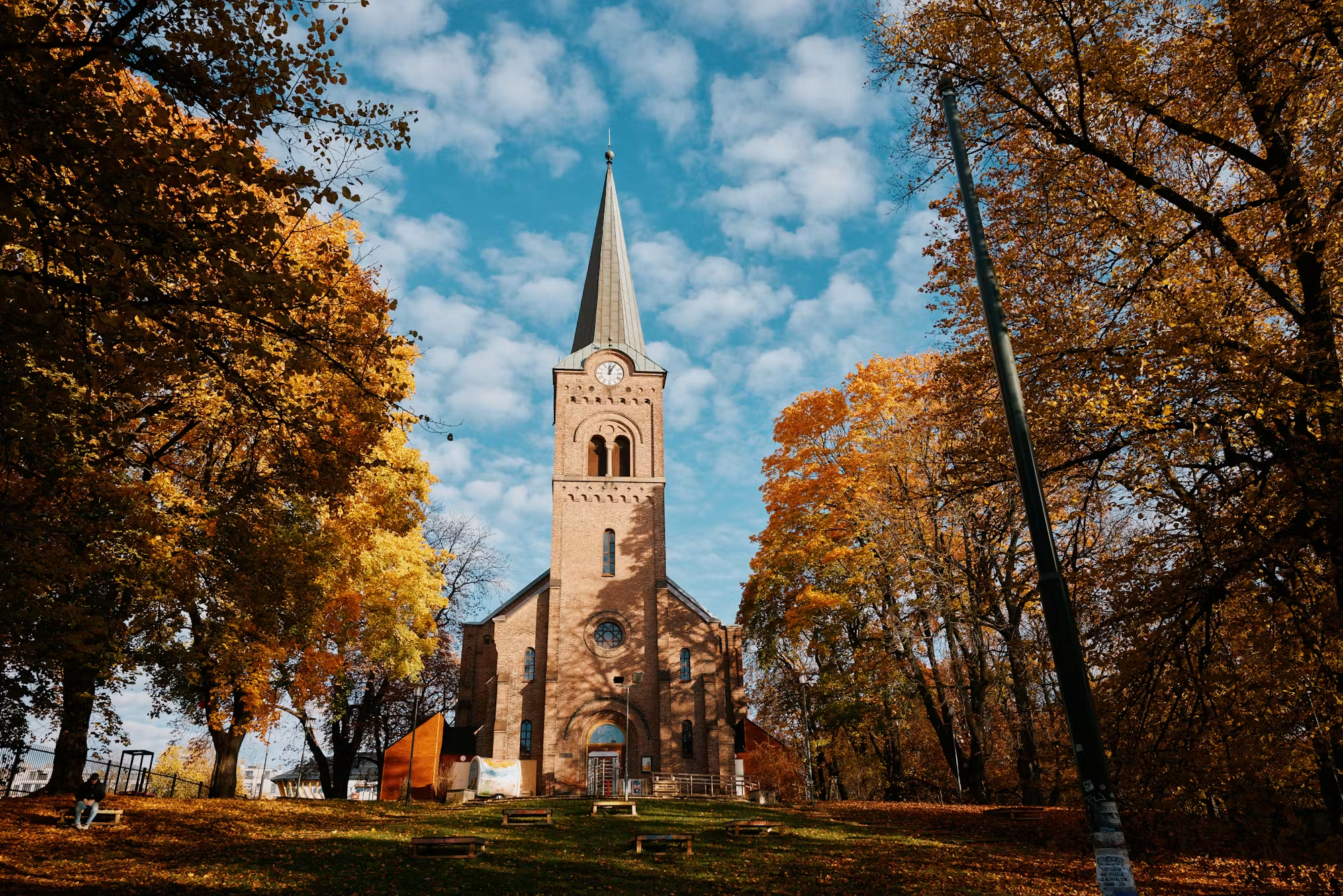 Sofienberg kirke fungerer under triennalen som utstillingsrom, arrangementsarena og sosial møteplass
