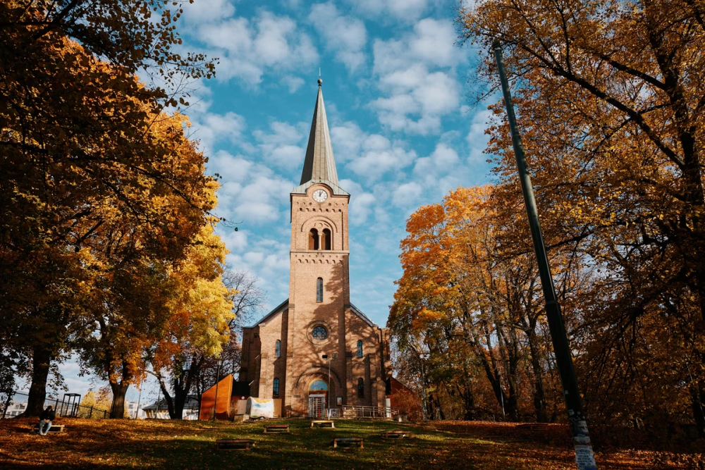 Sofienberg kirke fungerer under triennalen som utstillingsrom, arrangementsarena og sosial møteplass