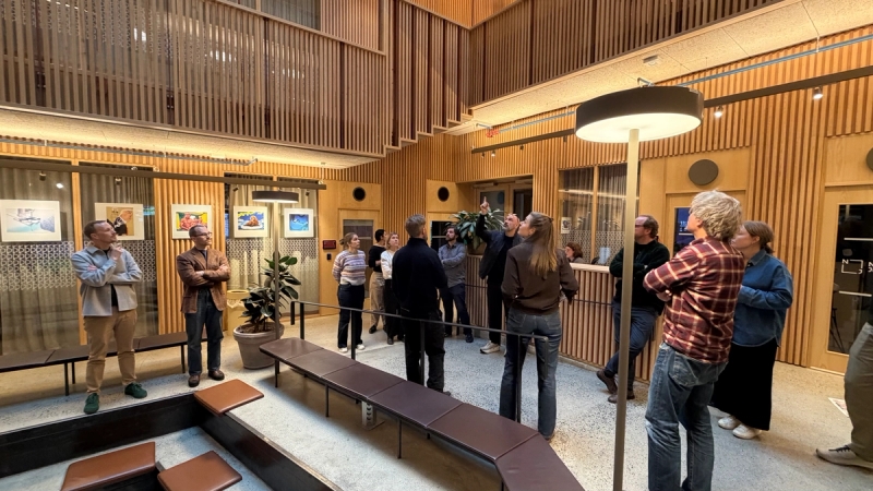 Jonas Norsted, partner og arkitekt hos Atelier Oslo viste SPARK nettverket rundt i Pressens hus.
