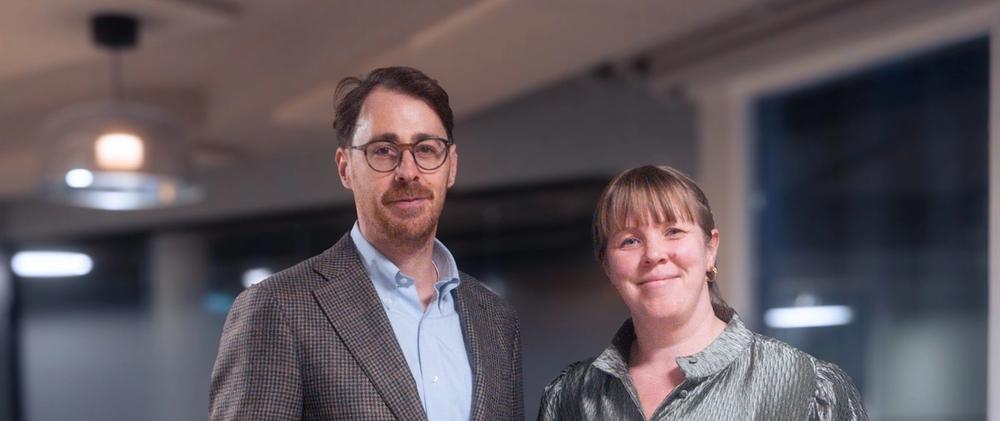 Lederne av de to forhandlingsutvalgene, Veronica Dubourgh Mallaug (AFAG) og Pål Øyvind Toft Larsson (Arkitektbedriftene). (Foto: AFAG Kristina Kjønigsen )