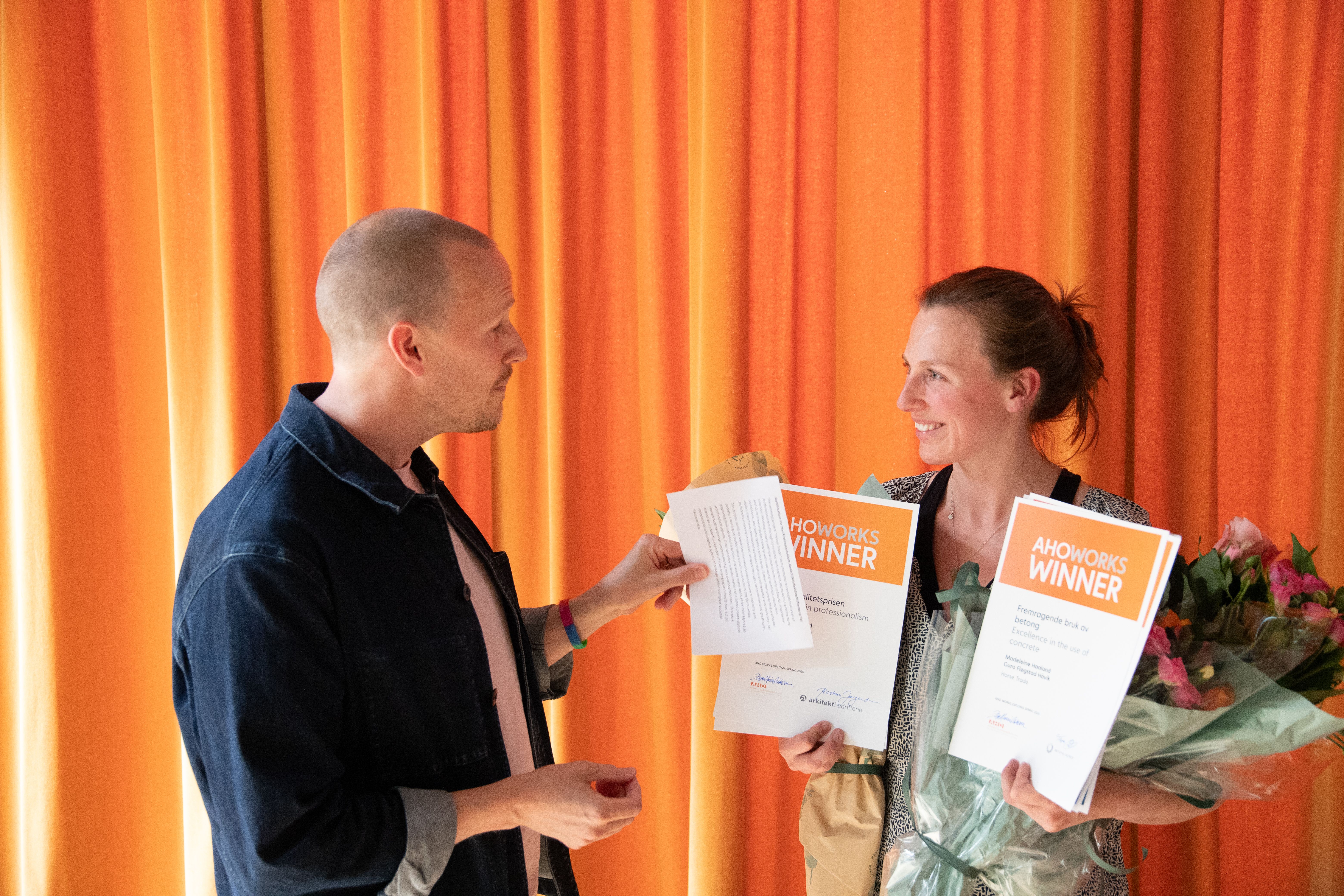 Overrekkelse av Profesjonalitetsprisen sommer 2025, mottaker Guro Fløgstad Håvik (i samarbeid med Madeleine Haaland)