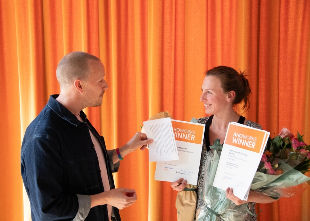 Overrekkelse av Profesjonalitetsprisen sommer 2025, mottaker Guro Fløgstad Håvik (i samarbeid med Madeleine Haaland)