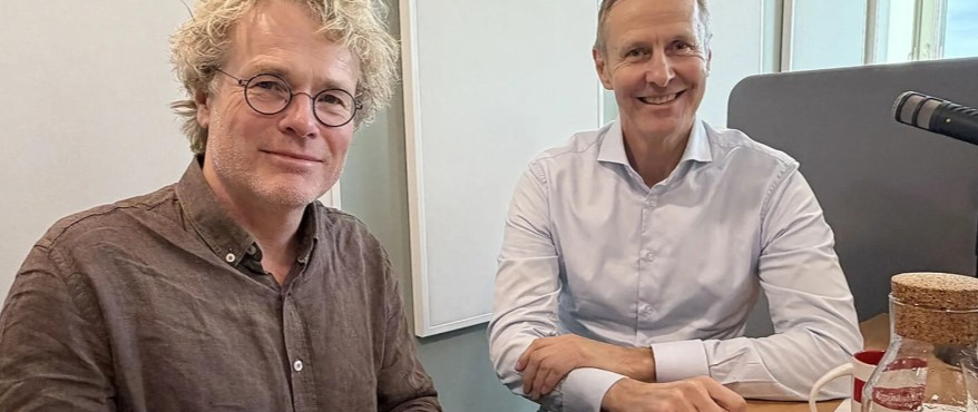 Administrerende direktør i Arkitektbedriftene Steinar Skjerdingstad og arkitekt og arbeidende styreformann i Mad Arkitekter, Nicolai Riise, er gjester i den nyeste episoden av Byggeplassen. Foto: Arve Brekkhus (Foto: Arve Brekkhus)