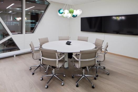 På plan 13 - 15 ligger møtesenteret.  Møtesenteret består blant annet av en servicedesk, møterom i ulike størrelser, kursrom, auditorium, styrerom, og te-kjøkken med tilgang til sydvendte terrasser.