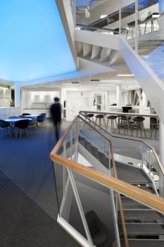 Bygget er fasademessig delt i to med en vertikal sliss som dreier seg opp igjennom bygningsmassen. Slissen ligger midt i kontoretasjene og blir Deloittes opplagte samhandlingsarena. 