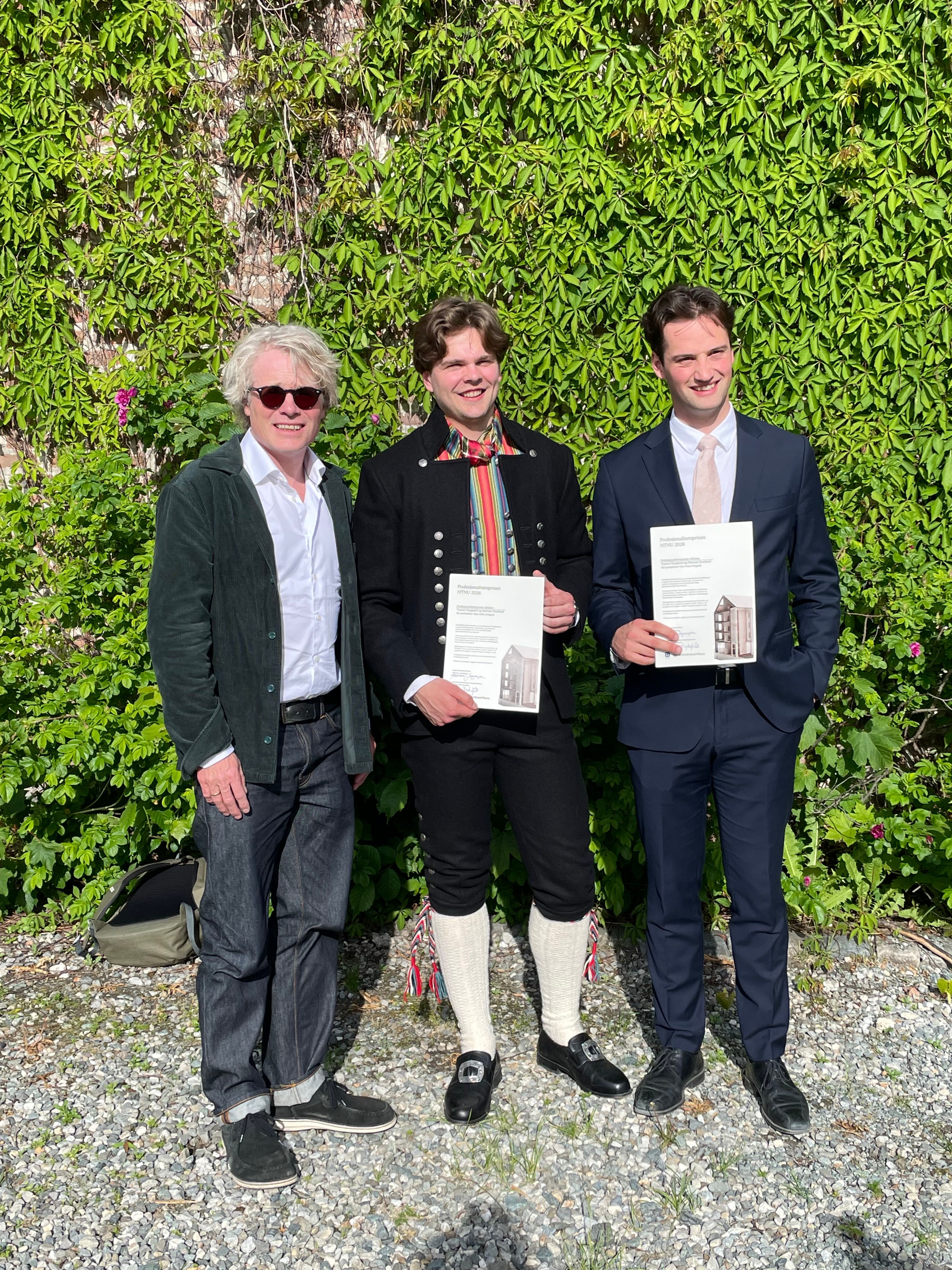 To veldig veldig verdige vinnere av Arkitekbedriftenes første profesjonalitetspris til masterprogrammet ved NTNU. Fra venstre, Steinar Skjerdingstad, adminstrerende direktør i Arkiteketbedrftene, Herman Stueland og Tomas Hagland.