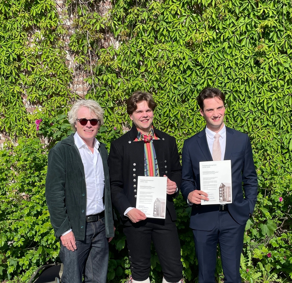 To veldig veldig verdige vinnere av Arkitekbedriftenes første profesjonalitetspris til masterprogrammet ved NTNU. Fra venstre, Steinar Skjerdingstad, adminstrerende direktør i Arkiteketbedrftene, Herman Stueland og Tomas Hagland.