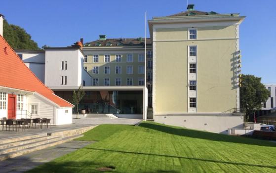Grand Hotel Terminus, Tilbygg 1 mellom det fredete hotellet og Zander Kaas bygningen