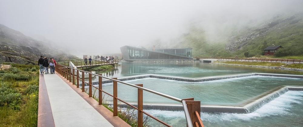 Gangsti ved bygningene på Trollstigplatået med Trollstigen Kafe og kiosklokaler, Nasjonal turistveg Geiranger-Trollstigen. Arkitekt: Reiulf Ramstad Arkitekter as. Landskapsarkitekt: Multiconsult. ©Foto: Jarle Wæhler / Statens vegvesen