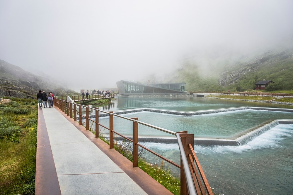 Gangsti ved bygningene på Trollstigplatået med Trollstigen Kafe og kiosklokaler, Nasjonal turistveg Geiranger-Trollstigen. Arkitekt: Reiulf Ramstad Arkitekter as. Landskapsarkitekt: Multiconsult. ©Foto: Jarle Wæhler / Statens vegvesen